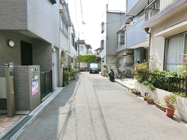 前面道路東側から