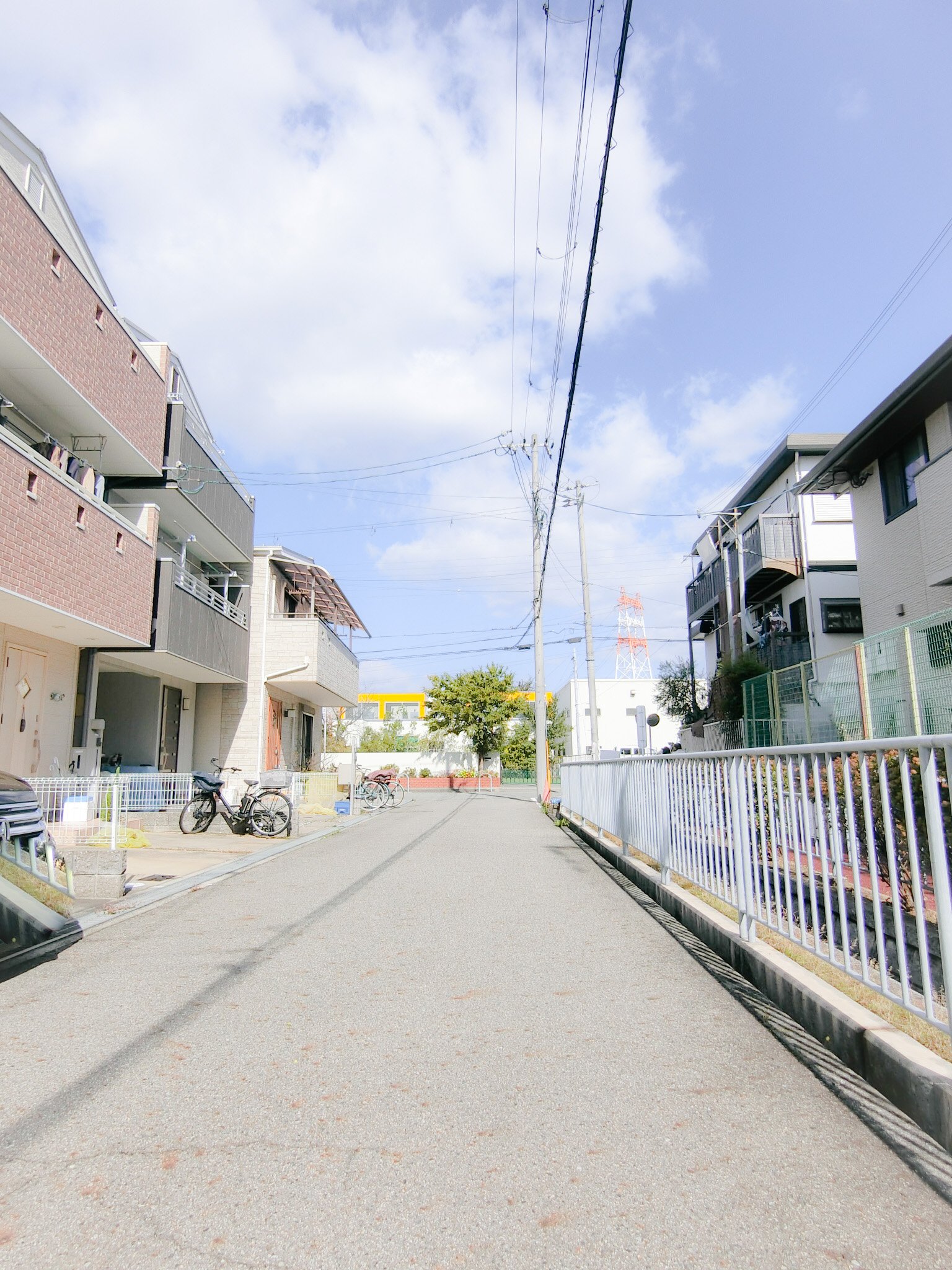 東側前面道路