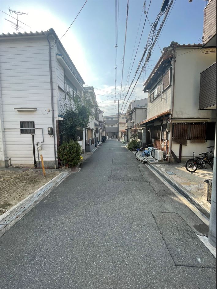 西側前面道路