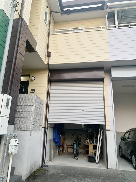 シャッター付車庫 サイズ：高さ3.5ｍ　幅2.37ｍ　奥行シャッターまで3.77ｍ、敷地境界線まで5.06ｍ(外観)