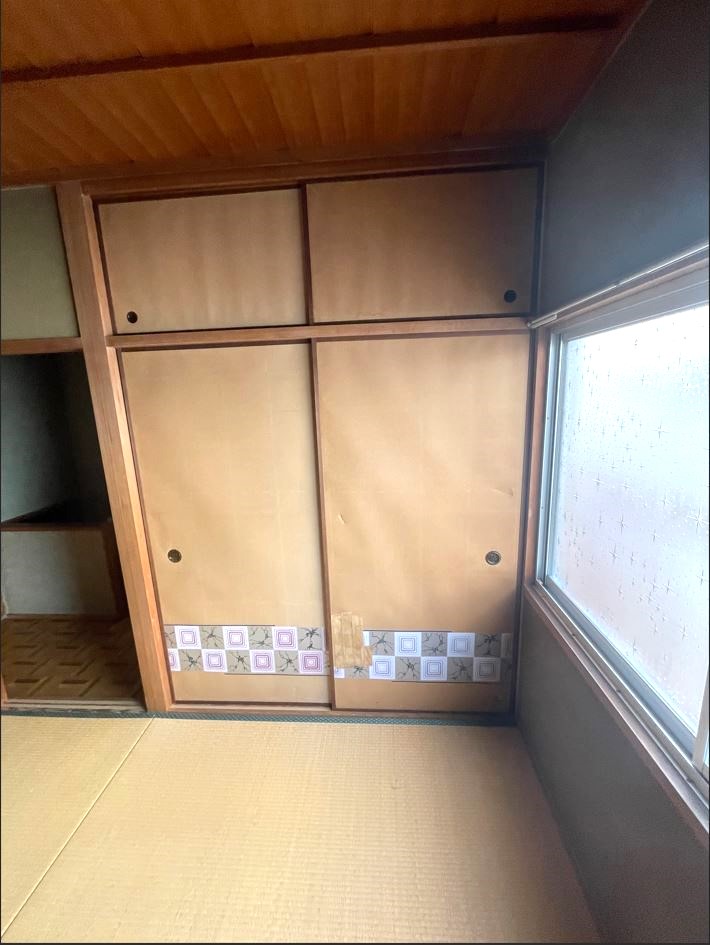 ２階和室押し入れ