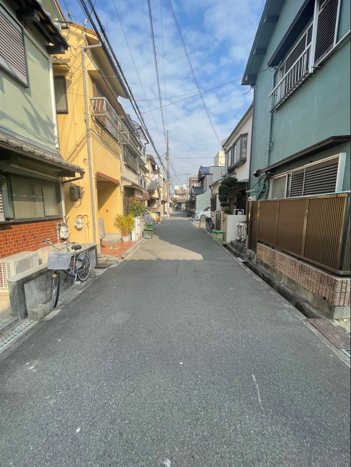 西側前面道路