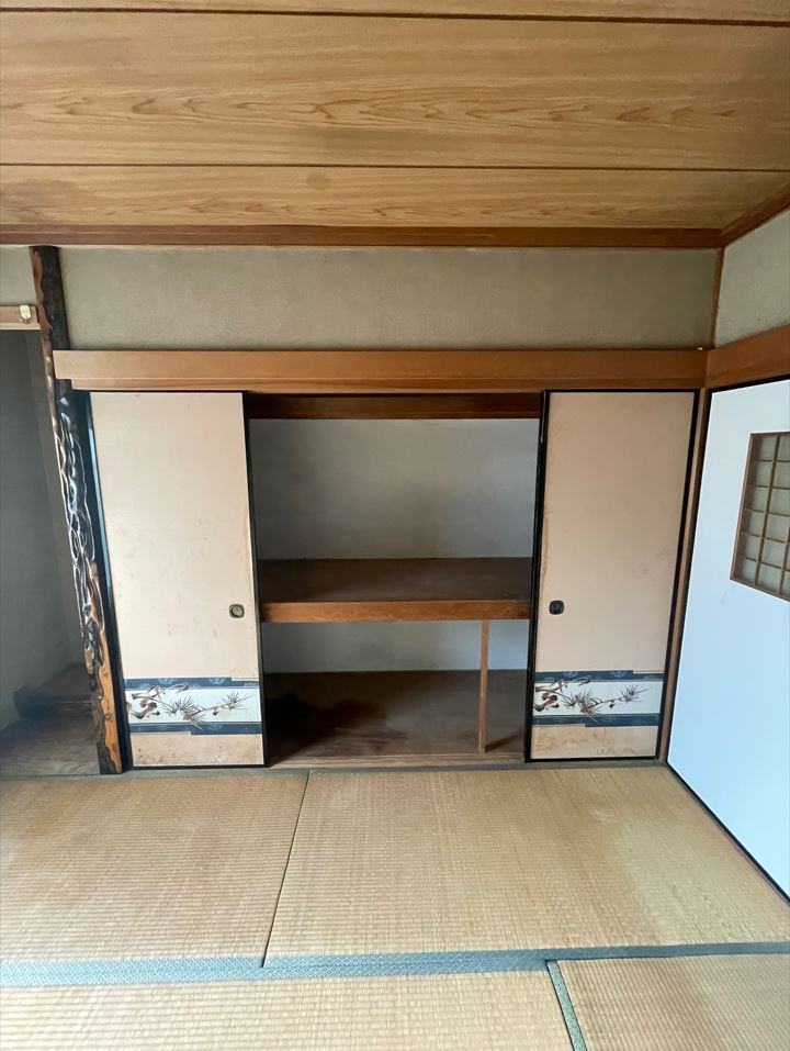 押入