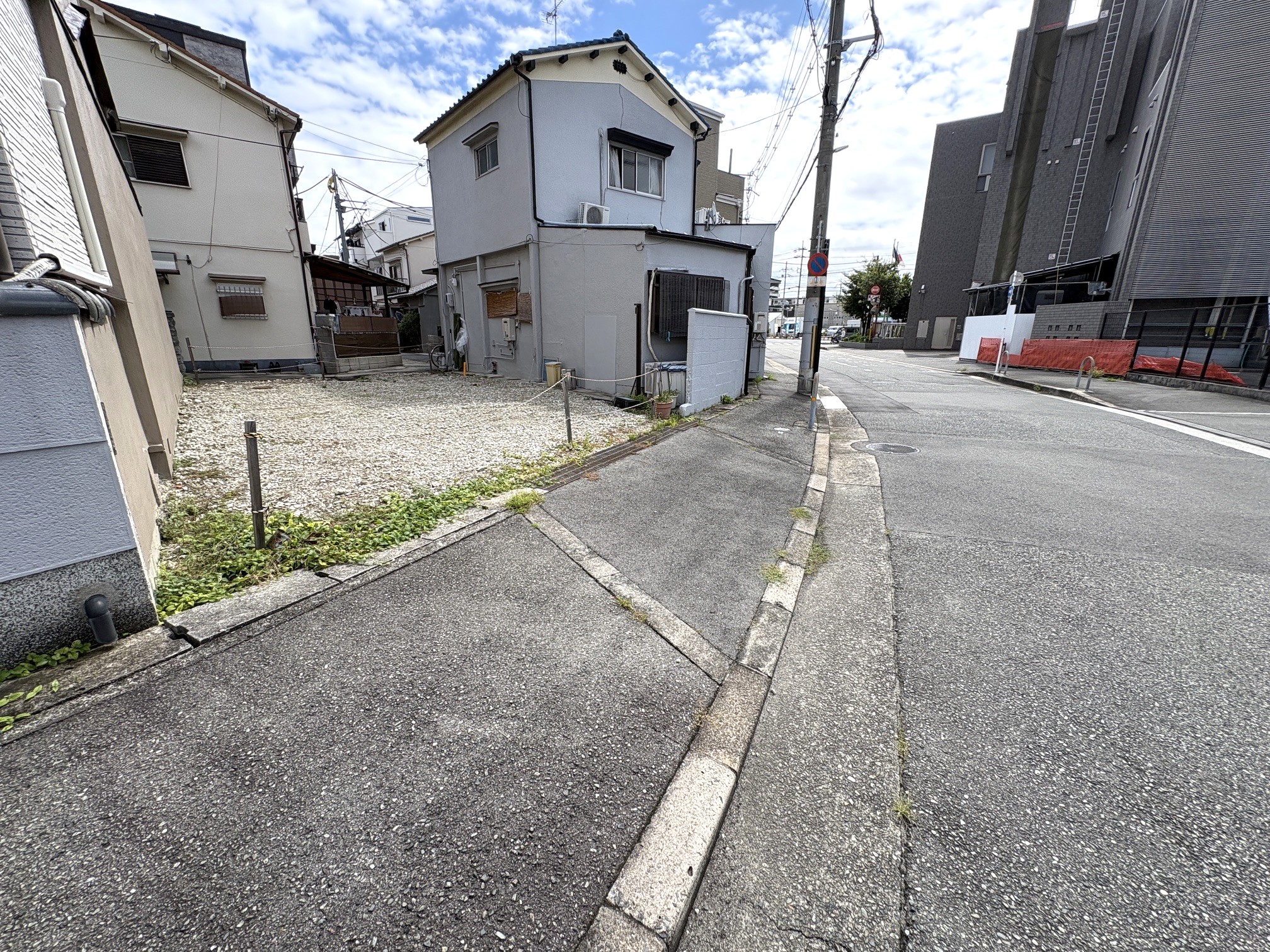 外観、前面道路(外観)