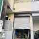 シャッター付車庫 サイズ：高さ3.5ｍ　幅2.37ｍ　奥行シャッターまで3.77ｍ、敷地境界線まで5.06ｍ(外観)