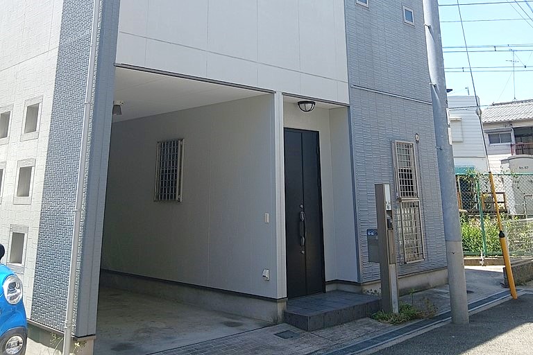 玄関・駐車場